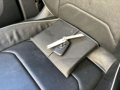 Certified 2022 Volkswagen Tiguan SEL R-Line image 11