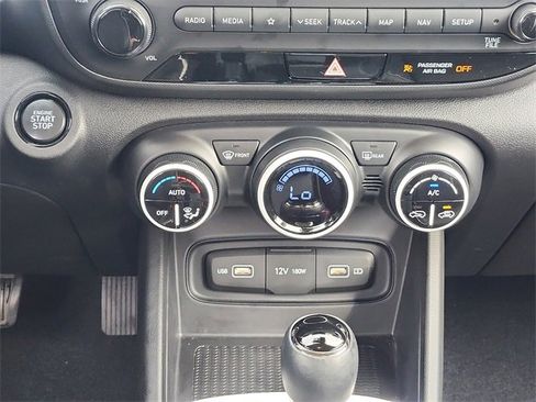 Certified 2022 Hyundai Venue Limited image 17