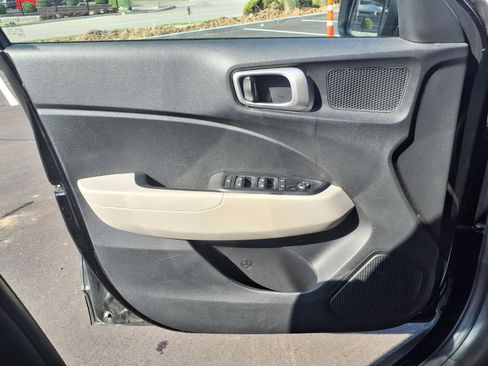 Used 2025 Hyundai Venue SEL FWD image 18
