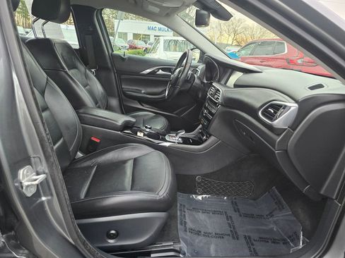 Used 2018 INFINITI QX30 Premium w/ Cargo Package image 11