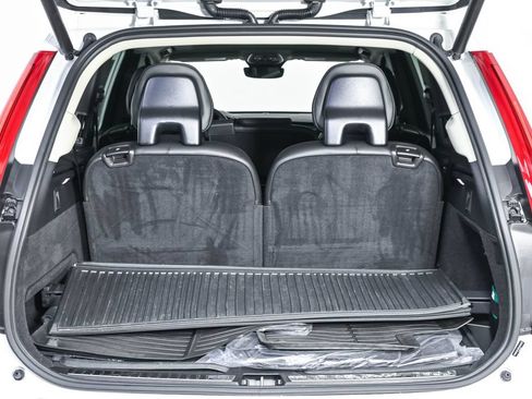 Certified 2025 Volvo XC90 B5 Core w/ Protection Package Premier AWD/4WD image 32