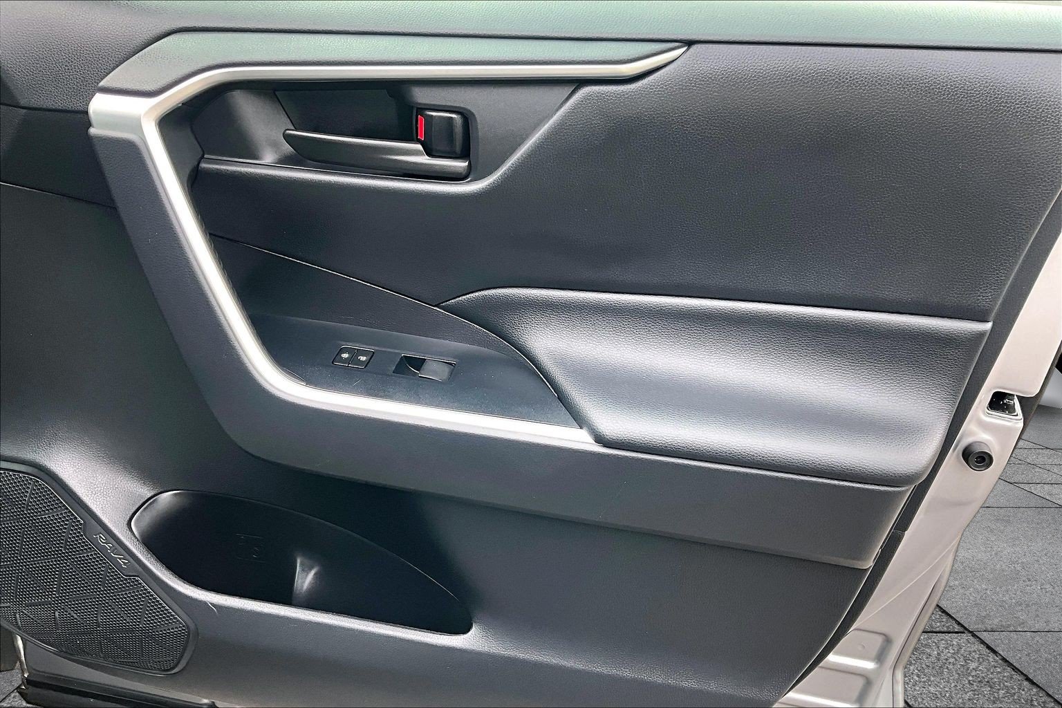 Used 2019 Toyota RAV4 LE AWD/4WD image 21