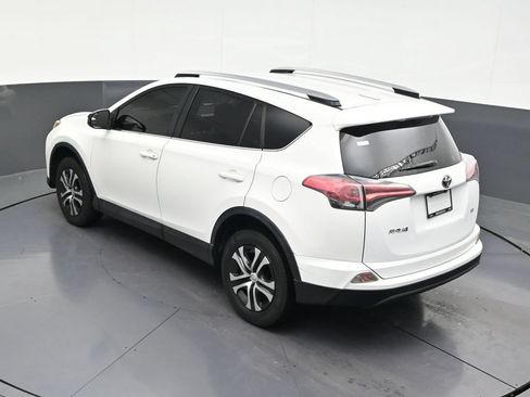 Used 2018 Toyota RAV4 LE FWD image 17