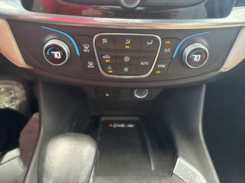 Used 2022 Chevrolet Traverse LT image 16