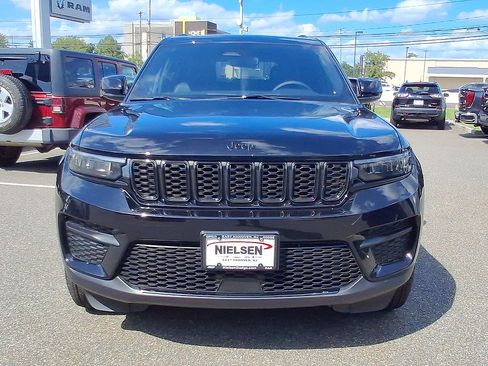 Used 2024 Jeep Grand Cherokee Altitude AWD/4WD image 3