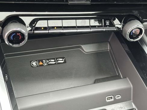 New 2026 Chevrolet Suburban High Country image 12