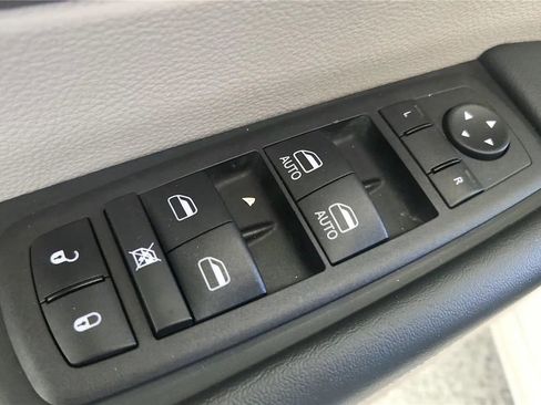 Used 2023 Chrysler Pacifica Touring-L FWD image 31