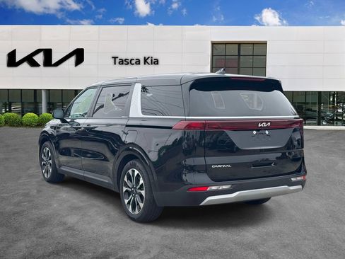 Used 2024 Kia Carnival EX FWD image 6