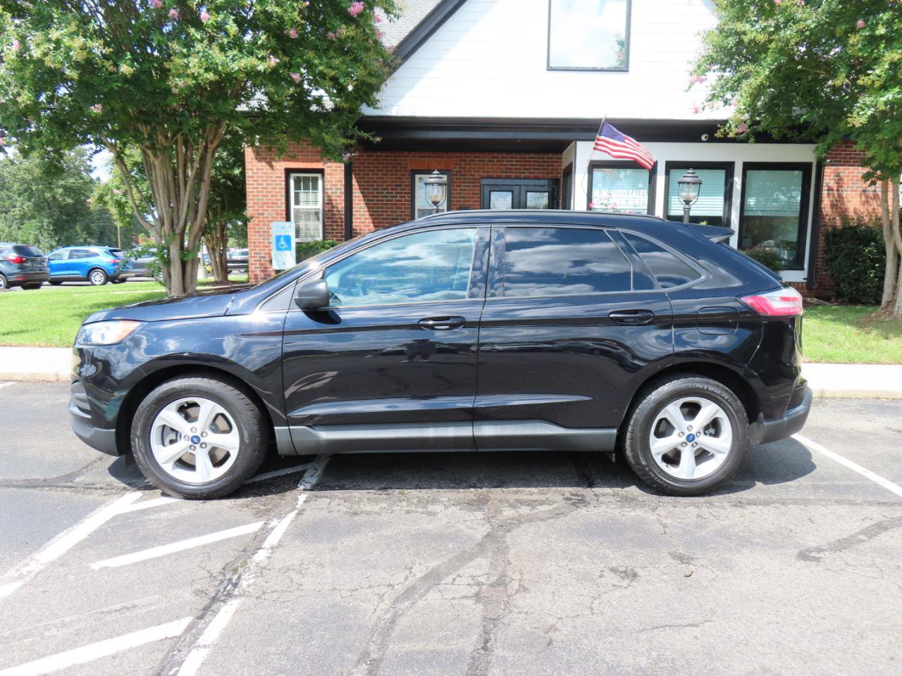 Used 2021 Ford Edge SE FWD image 3