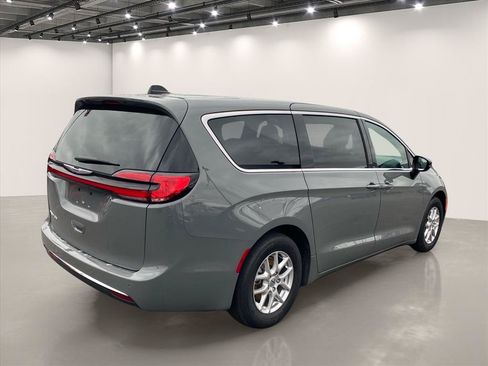 Used 2025 Chrysler Pacifica Select FWD image 7