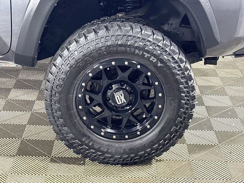 Used 2017 Toyota Tacoma TRD Off-Road w/ Tow Package (A/T) image 22