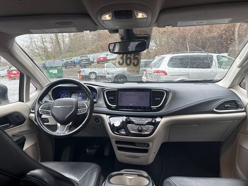 Used 2021 Chrysler Pacifica Touring-L image 13