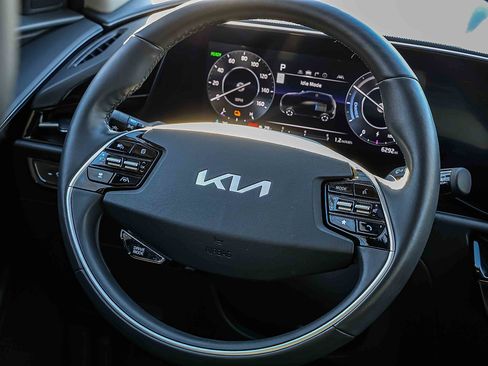 Certified 2023 Kia Niro Wave w/ Wave Preserve Package image 9