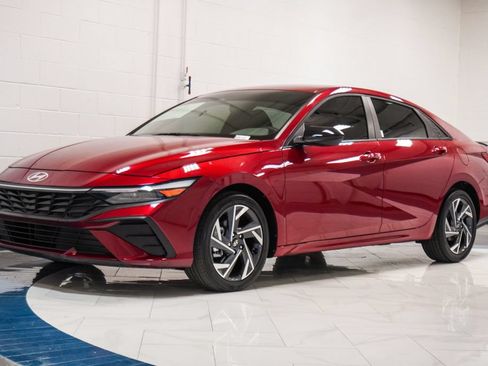 Used 2025 Hyundai Elantra Sport FWD image 4