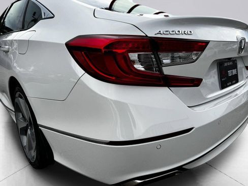 Used 2018 Honda Accord Touring image 14