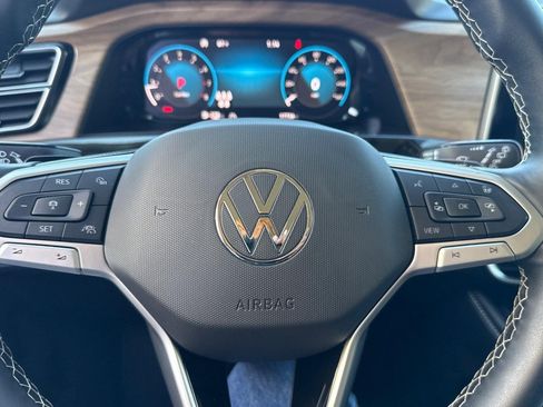 Used 2025 Volkswagen Atlas SE AWD/4WD image 14