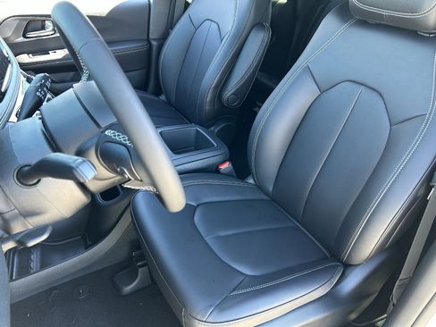 New 2026 Chrysler Pacifica Select image 18