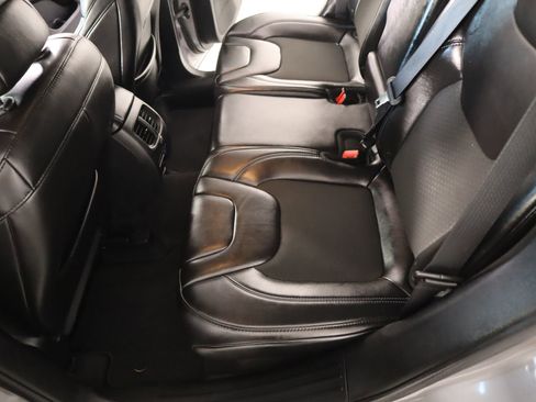 Used 2019 Jeep Cherokee Latitude Plus w/ Comfort/Convenience Group image 11