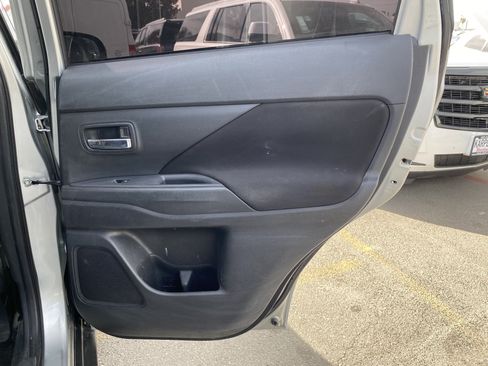 Used 2020 Mitsubishi Outlander ES image 22