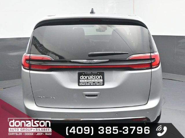 Used 2024 Chrysler Pacifica Touring-L FWD image 4