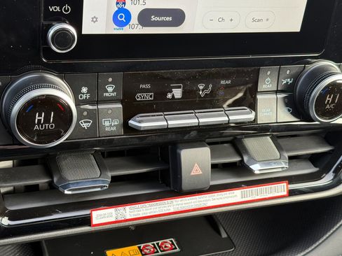 New 2026 Toyota Highlander XLE image 18