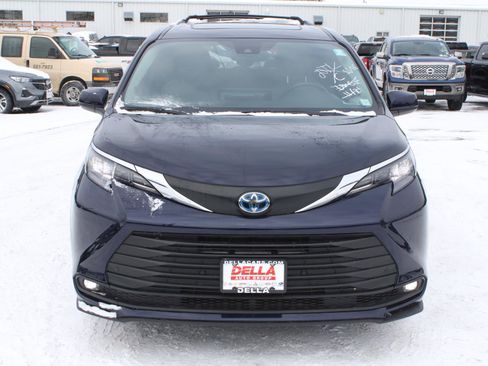 Used 2025 Toyota Sienna XLE image 2