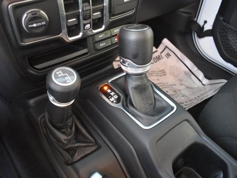 Used 2021 Jeep Gladiator Willys image 25