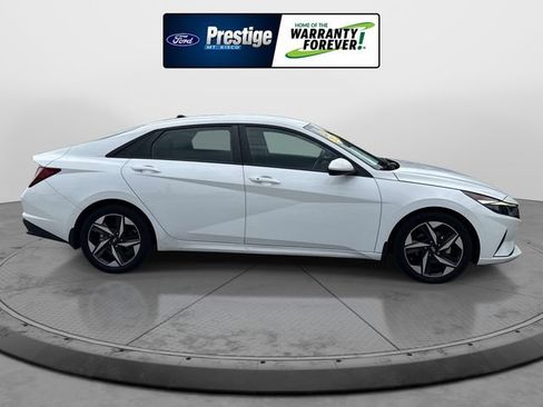 Used 2023 Hyundai Elantra SEL w/ Convenience Package FWD image 3
