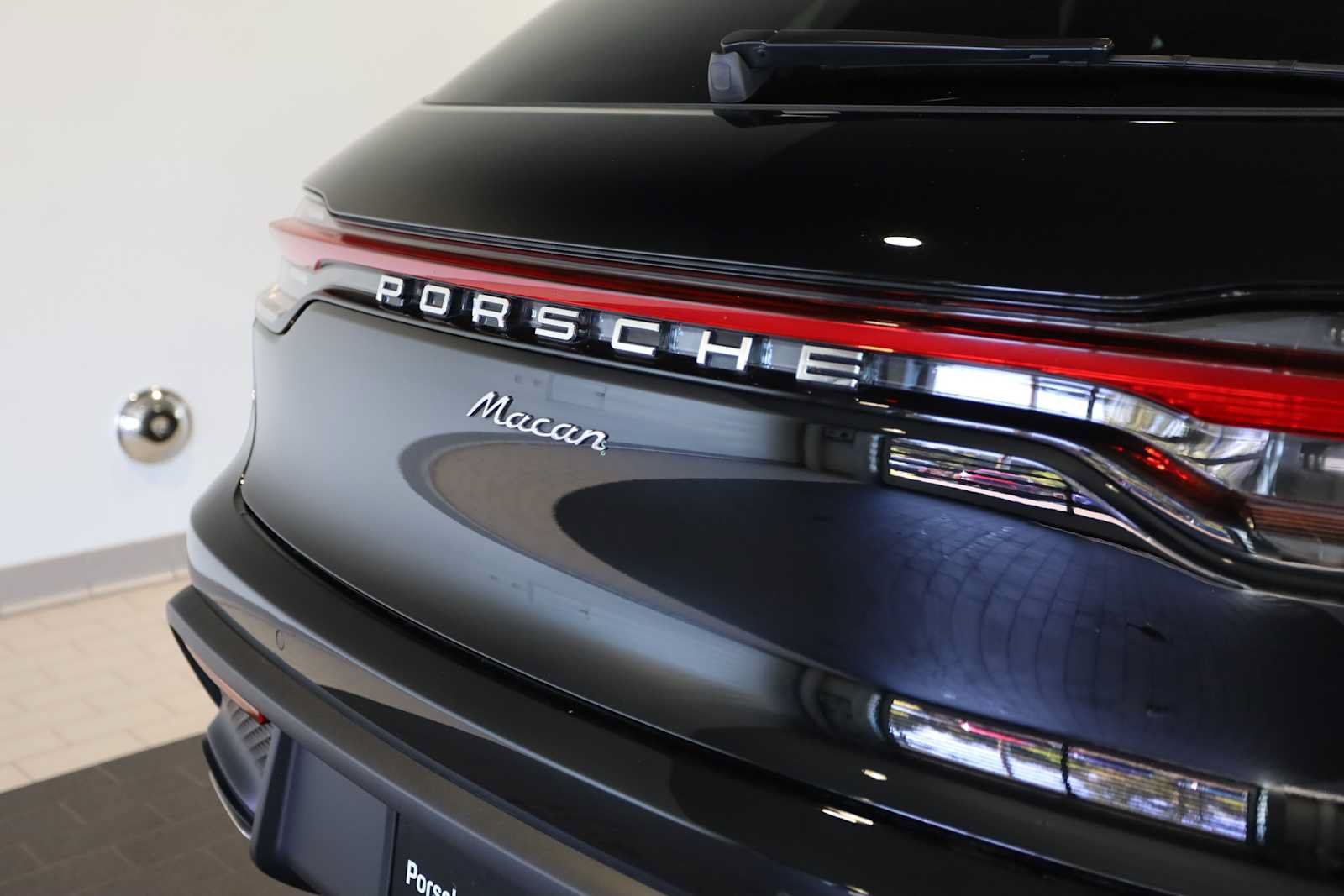 Used 2025 Porsche Macan AWD/4WD image 14