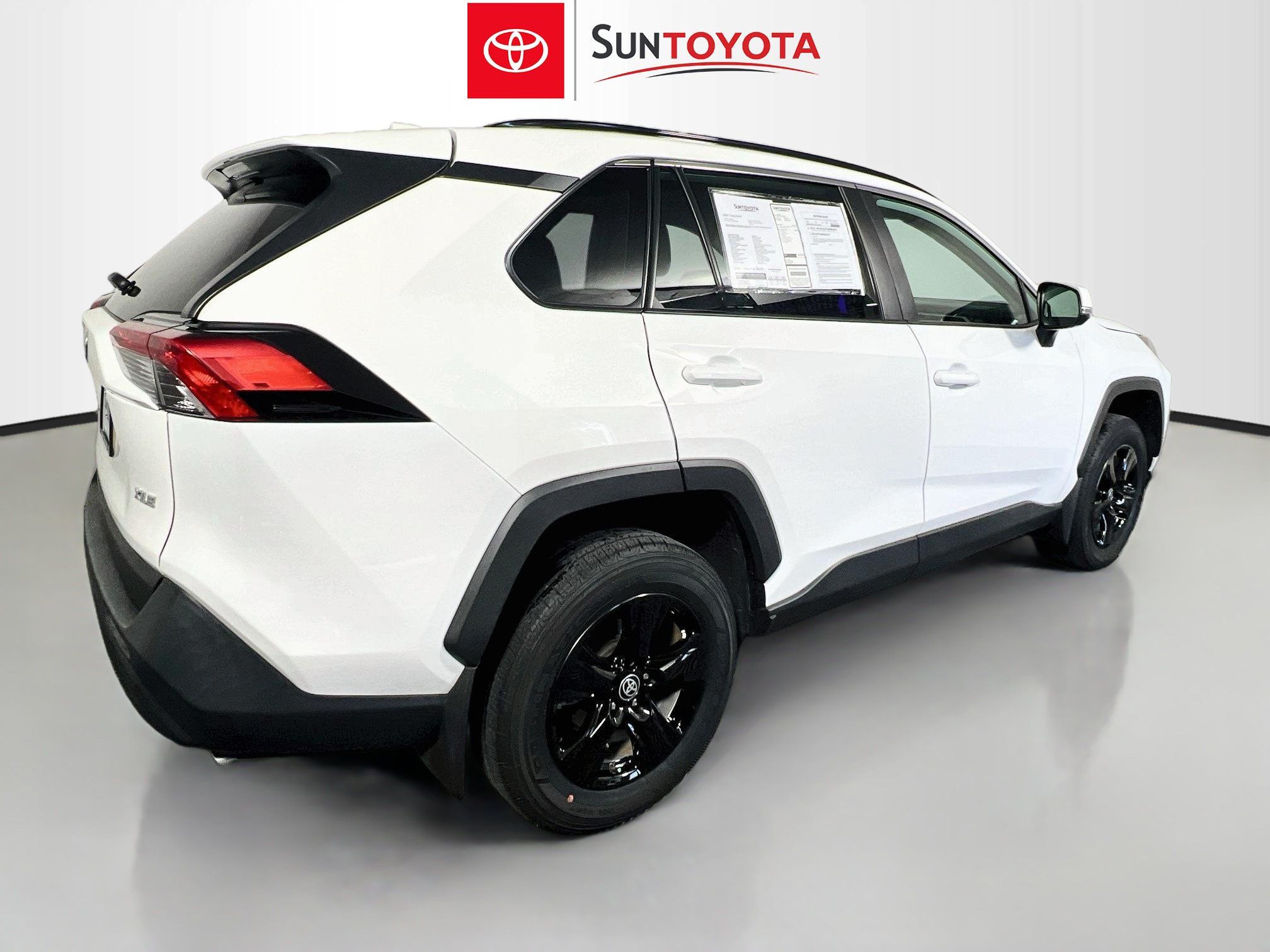 Used 2024 Toyota RAV4 XLE w/ Convenience Package FWD image 4