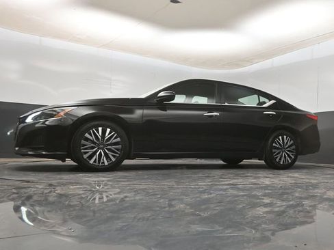 Used 2024 Nissan Altima 2.5 SV image 16