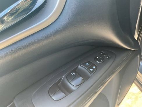 Used 2020 Nissan Pathfinder S AWD/4WD image 15