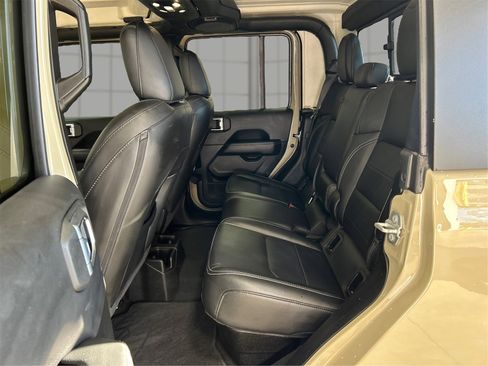 Used 2022 Jeep Gladiator Overland w/ Popular Equipment Package image 10