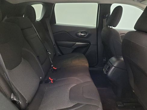 Used 2019 Jeep Cherokee Latitude w/ Cold Weather Group AWD/4WD image 19
