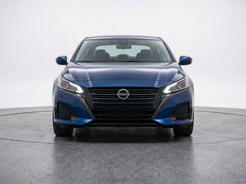 Used 2025 Nissan Altima 2.5 SV FWD image 2