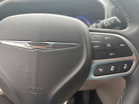 Used 2024 Chrysler Pacifica Touring-L image 26