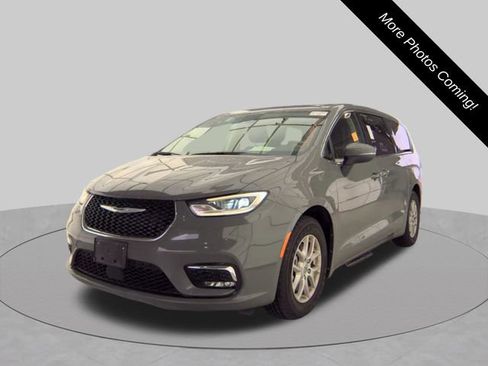 Used 2023 Chrysler Pacifica Touring-L FWD image 5
