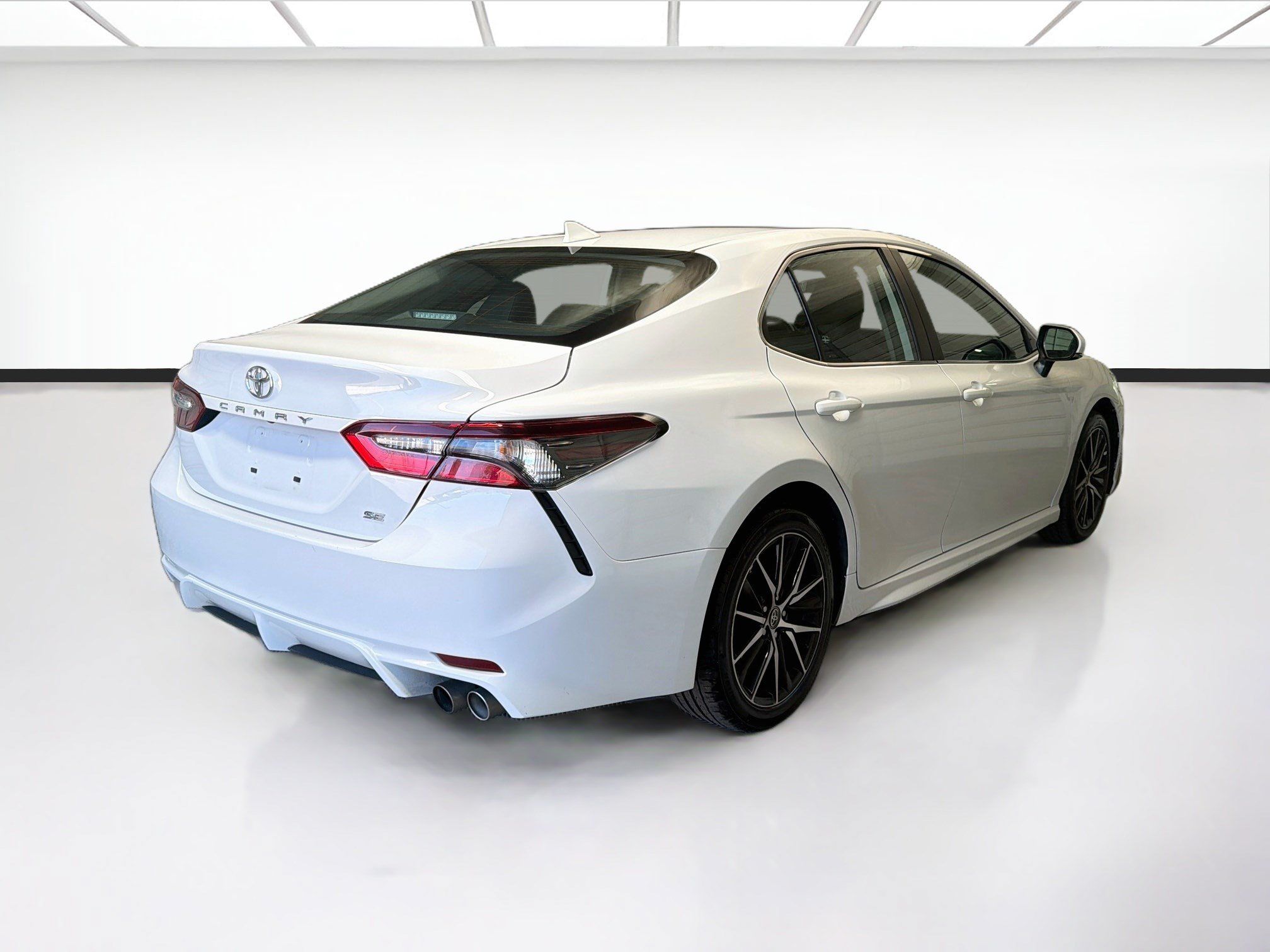 Used 2024 Toyota Camry SE FWD image 4