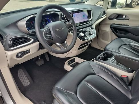Used 2023 Chrysler Pacifica Touring-L FWD image 19