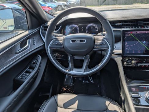 Used 2025 Jeep Grand Cherokee L Limited image 20