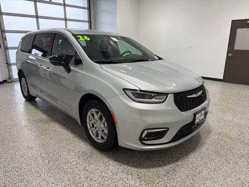 New 2026 Chrysler Pacifica Select image 3