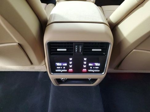 Used 2022 Porsche Cayenne w/ Premium Package image 15