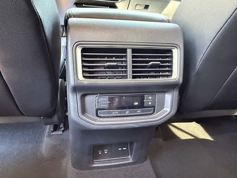 Used 2024 Volkswagen Atlas SE AWD/4WD image 28