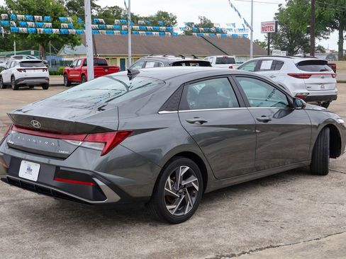 Used 2025 Hyundai Elantra Limited FWD image 21