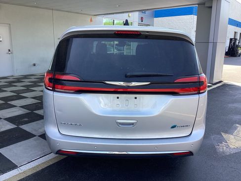 Used 2024 Chrysler Pacifica Select image 3