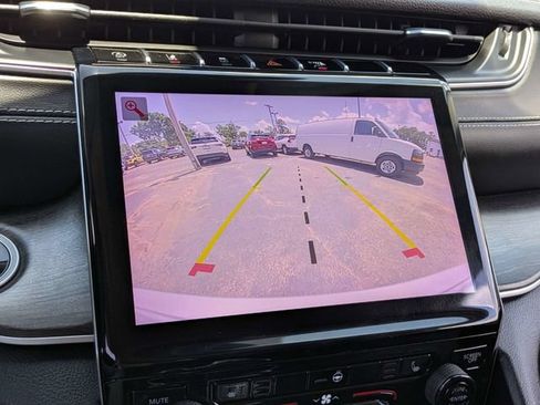 Used 2022 Jeep Grand Cherokee Limited AWD/4WD image 22