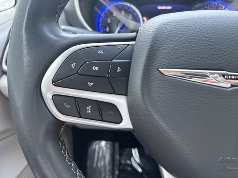 Used 2023 Chrysler Pacifica Touring-L FWD image 21