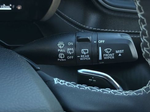 Used 2025 Jeep Grand Cherokee Laredo w/ Luxury Tech Group I RWD image 27