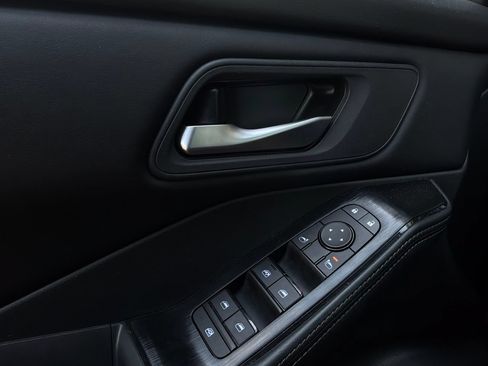 Used 2025 Nissan Rogue SV FWD image 21