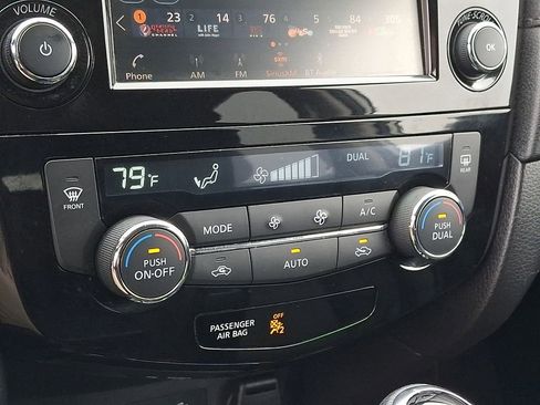 Used 2018 Nissan Rogue SV image 16